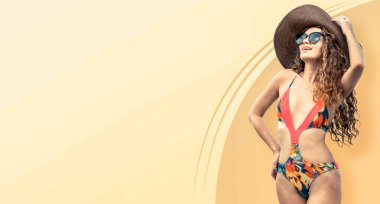 Renkli arka planda poz veren mayolu kadın.