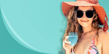 Renkli arka planda poz veren mayolu kadın.