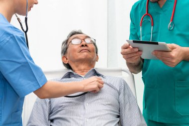 Doktor ekibi kıdemli yetişkin hasta bakımı.