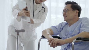 Hastanedeki ya da klinikteki hastalarla doktor ilgileniyor. Sağlık hizmetleri kavramı.