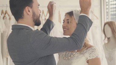 Gelin ve damat gelinlik töreni hazırlamak.