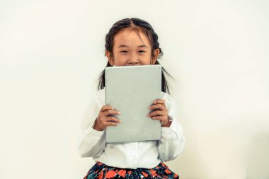 Tablet ile beyaz arka plan üzerinde küçük çocuk.