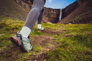 Hengifoss Şelalesi'nde gezgin yürüyüşü, İzlanda.