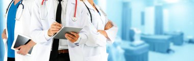 Doktor diğer doktorlar ile hastanede çalışıyor.