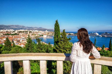 Kadın gezgin Hırvatistan 'ın Dalmaçya kentindeki Split kentine gitti. Split, Hırvatistan ve Avrupa 'nın ünlü kenti ve bir numaralı turizm beldesi.