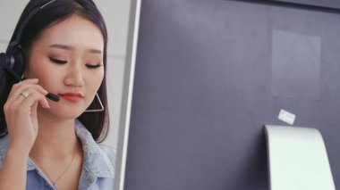 Müşteri destek ajanı ya da kulaklıklı çağrı merkezi telefon görüşmesinde müşteriyi desteklerken masaüstü bilgisayarında çalışır. Operatör hizmeti iş temsili kavramı.