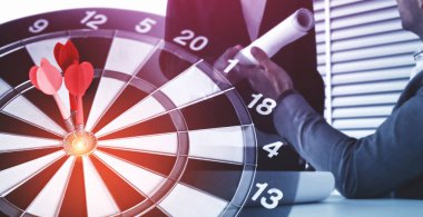 Başarı Strateji Kavramı için İş Hedef Hedef - Kırmızı dart ok arka planda çalışan iş adamları ile dart tahtasında merkezi hedef isabet hassas ve iş hedefi nin başarısını gösteren.