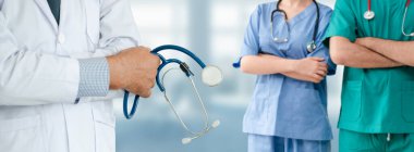Doktor diğer doktorlar ile hastanede çalışıyor.