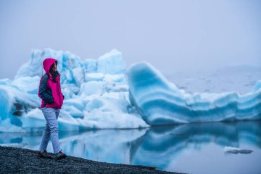 Izlanda 'da Jokulsarlon buzul lagünü seyahat.