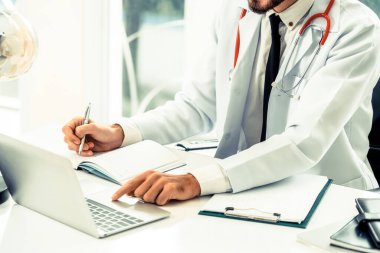 Doktor dizüstü bilgisayar hastanesinde çalışıyor.