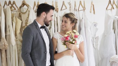 Gelin ve damat gelinlik töreni hazırlamak.