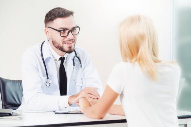 Hastane Ofisinde Erkek Doktor ve Kadın Hasta