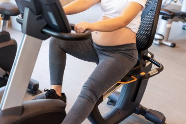 Aktif hamile kadın spor salonu..