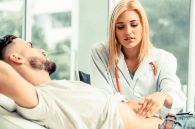 Kadın Doktor ve Erkek Hasta Hastane Ofisinde