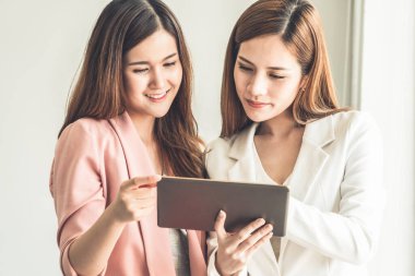 Ofiste tablet bilgisayar kullanan iş kadınları.