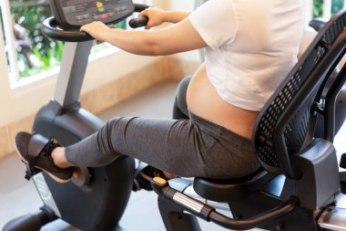 Aktif hamile kadın spor salonu..