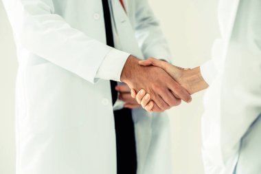 Hastanedeki doktor başka bir doktorla el sıkışıyor