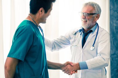 Başka bir doktorla çalışan kıdemli erkek doktor.
