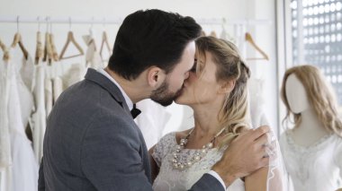 Gelin ve damat gelinlik töreni hazırlamak.