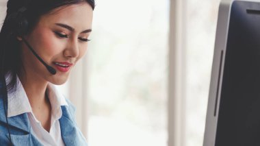 Müşteri destek ajanı ya da kulaklıklı çağrı merkezi