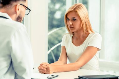 Hastane Ofisinde Erkek Doktor ve Kadın Hasta