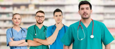 Hastane ofisinde ya da klinikte çalışan profesyonel doktor diğer doktorlar, hemşire ve cerrahlarla birlikte.. 