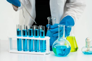 Kimyager laboratuvarında çalışan kadın bilim adamı.