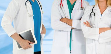 Doktor diğer doktorlar ile hastanede çalışıyor.