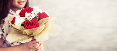 Sevgililer gününde gül hediye tutan mutlu kadın.