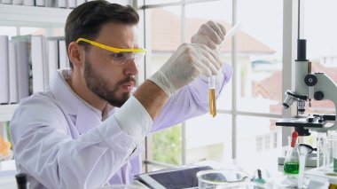 Bilim adamları laboratuarda bilim ekipmanlarıyla çalışıyor. Bilimsel araştırma kavramı.