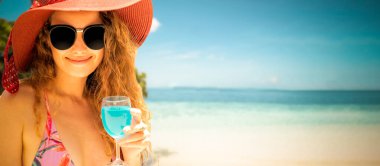 Yaz tatilinde sahilde mutlu genç kadın.