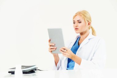 Hastanede tıbbi rapor üzerinde çalışan doktor.