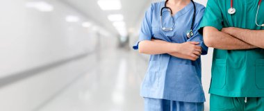 Doktor ve cerrah hastanede kollarını kavuşturdu..