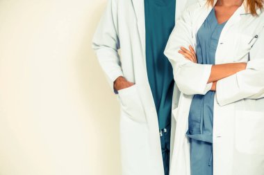 Beyaz arka planda kendinden emin doktor ekibi.