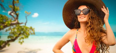 Yaz tatilinde sahilde mutlu genç kadın.