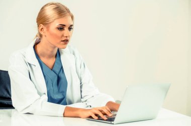 Hastanede tıbbi rapor üzerinde çalışan doktor.