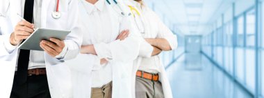Doktor diğer doktorlar ile hastanede çalışıyor.