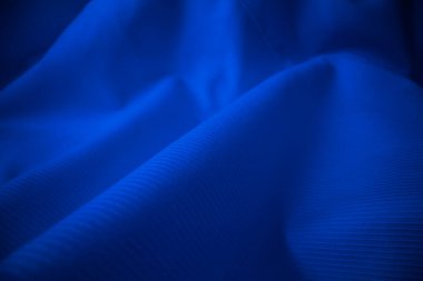 Makro çekimde parlak akan bez dokusu.