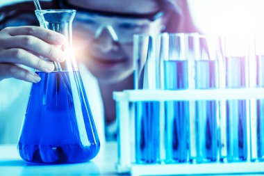 Biyokimya laboratuvarında çalışan bilim adamı.