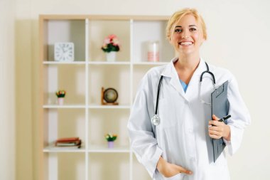 Hastane ofisinde çalışan genç kadın doktor.