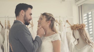 Gelin ve damat gelinlik töreni hazırlamak.
