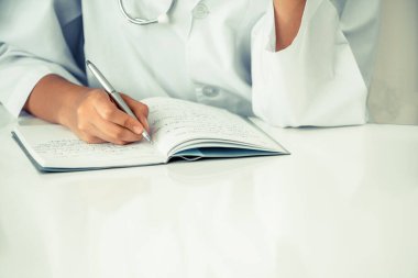 Doktor raporu yazarken yakın çekim.