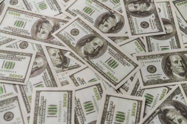 Birçok Amerikan yüz dolarlık kağıt banknot büyük para numarası . Para finansmanı ve ekonomi kavramı.