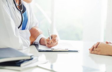 Kadın Doktor ve Kadın Hasta Hastane Ofisinde