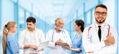 Hastane ofisinde ya da klinikte çalışan profesyonel doktor diğer doktorlar, hemşire ve cerrahlarla birlikte..