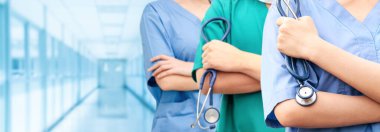 Doktor diğer doktorlar ile hastanede çalışıyor.