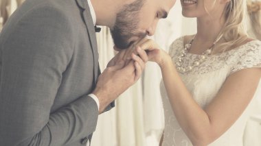 Gelin ve damat gelinlik töreni hazırlamak.