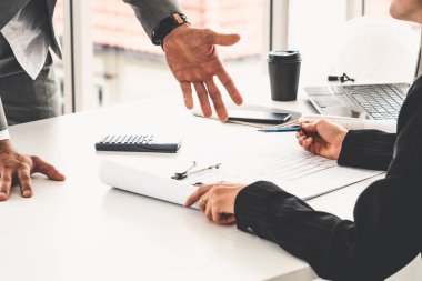 Çizim ile çalışan mimar ve mühendis.