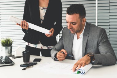 İşadamı patron ve işkadını ofiste..