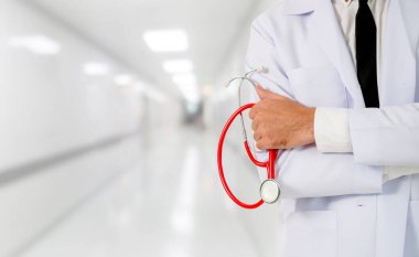 Hastanede çalışan genç erkek doktor..